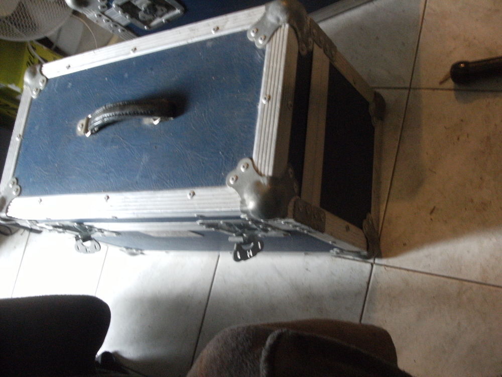 2 FLIGHT CASE/MALETTE AVEC CORNIERES ET COINS EN ALU Instruments de musique
