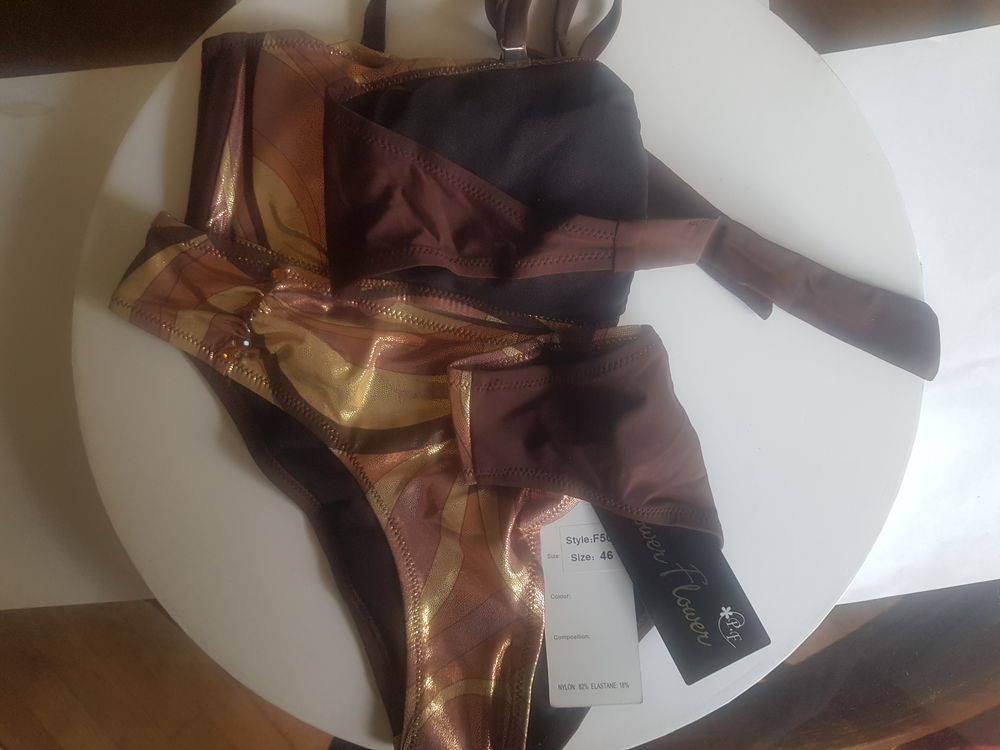 MAILLOT DE BAIN 2 PIECES T 46 _ NEUF _ TISSU " METALLISE " Vêtements