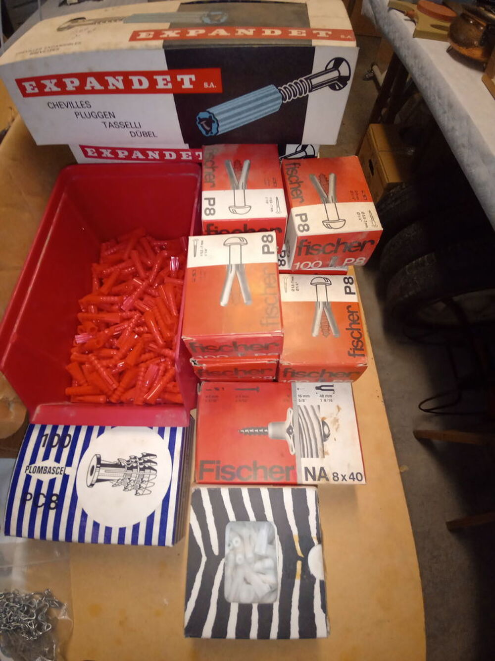 Un lot de chevilles PVC. Bricolage