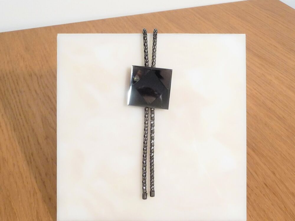 Collier/ Sautoir en M&eacute;tal Gris Fonc&eacute; avec Carr&eacute; Miroit&eacute;-Neuf Bijoux et montres