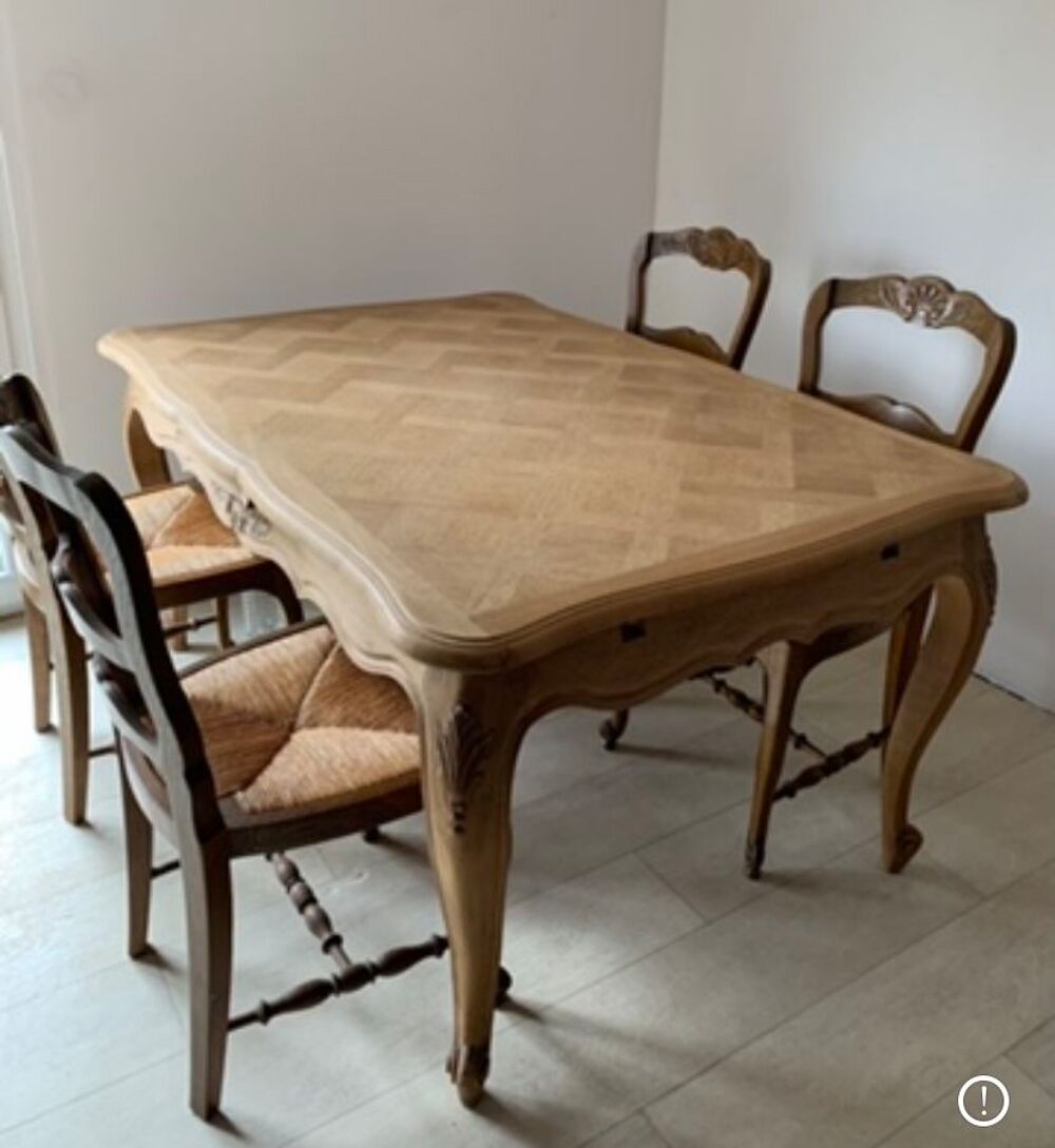 Table de style et 4 chaises Meubles