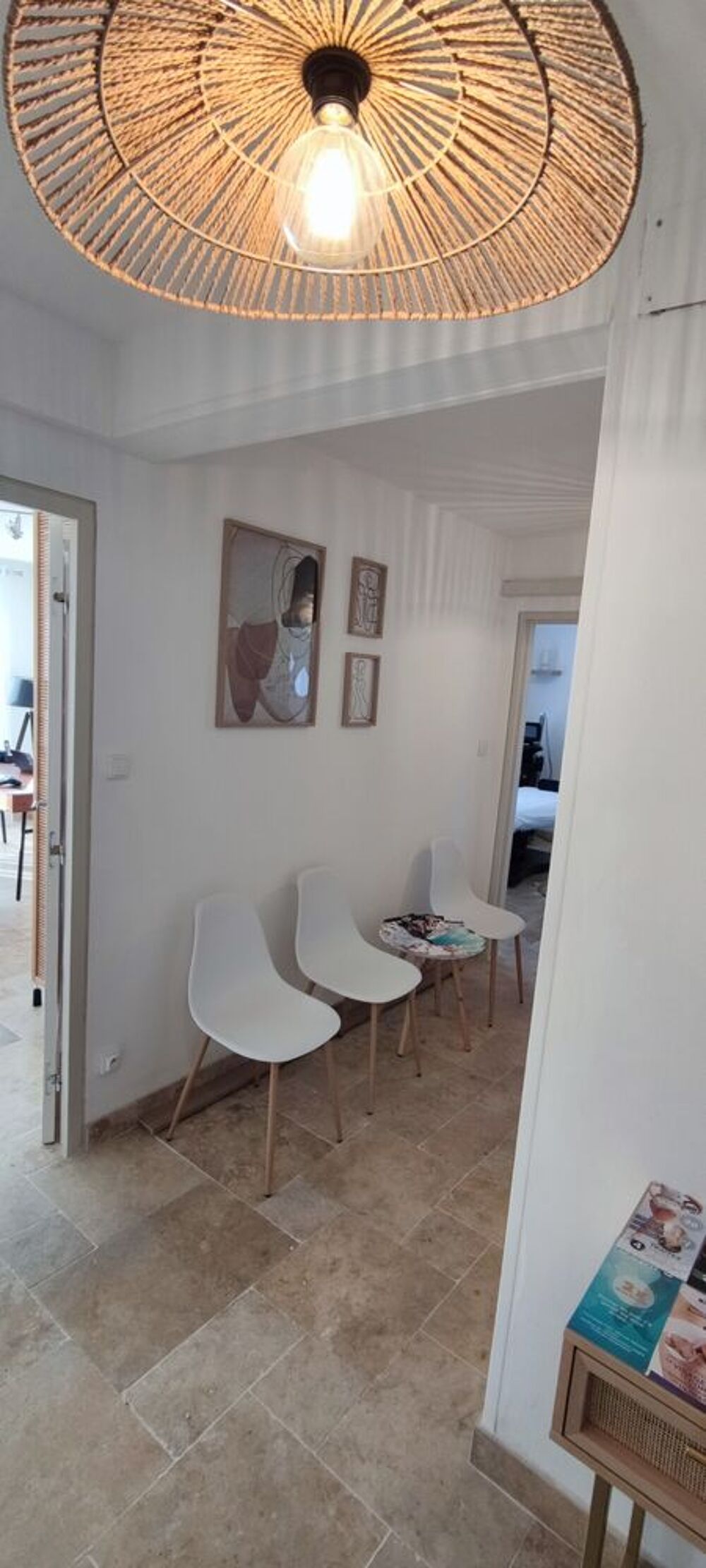3 chaises blanches Meubles