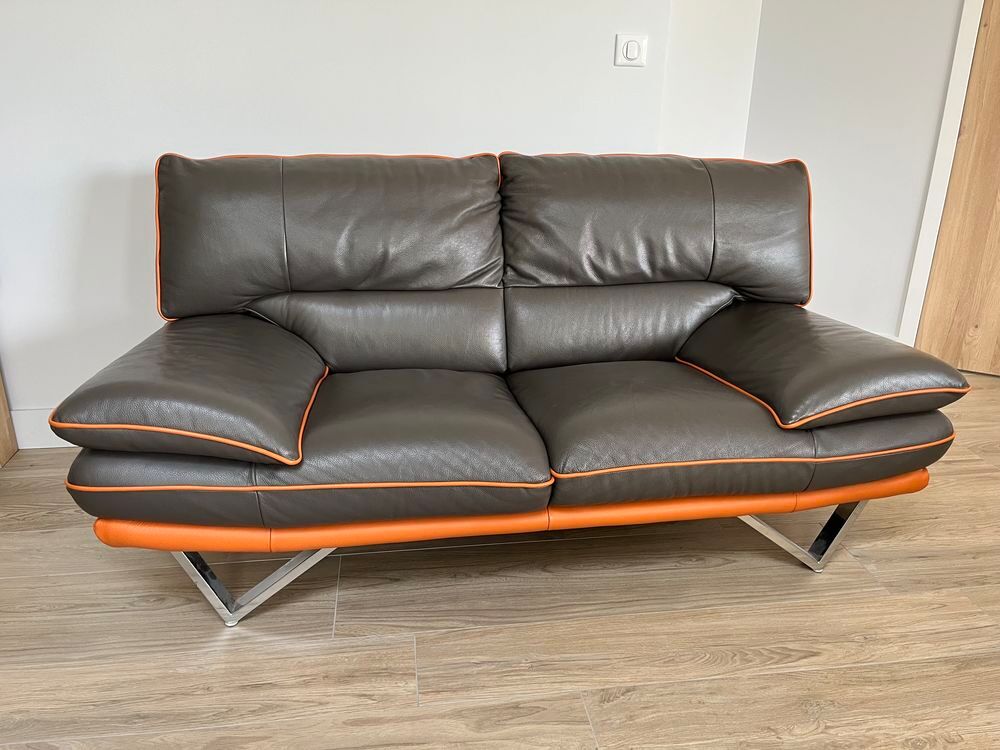 2 Canap&eacute;s cuir Marron et orange ch&acirc;teau d'Ax
500€ les deux Meubles