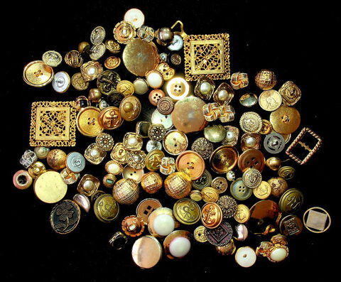 LOT DE 125 BOUTONS DORES ou proche de ce style, Vintage  un 25 Gravelines (59)