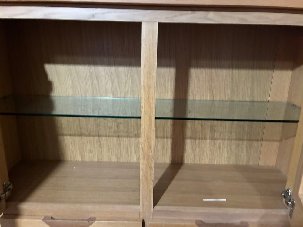 Vitrine 4 portes 2 vitres L130 H150 P41 en ch&ecirc;ne naturel. Meubles