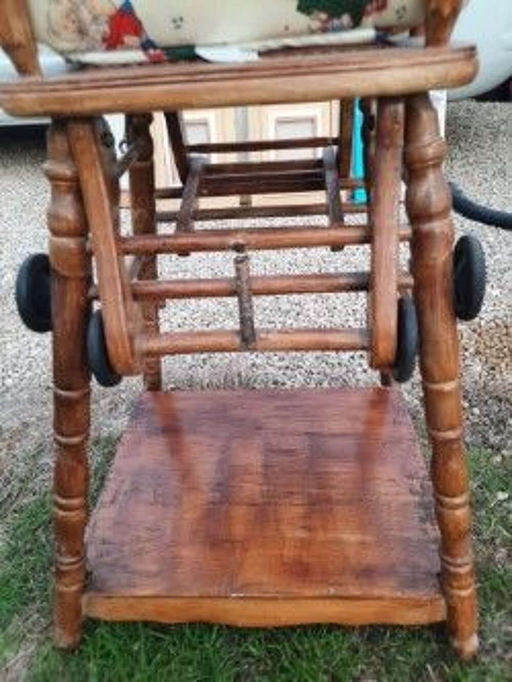 Chaise haute ancienne en bois et assise cuir Puériculture