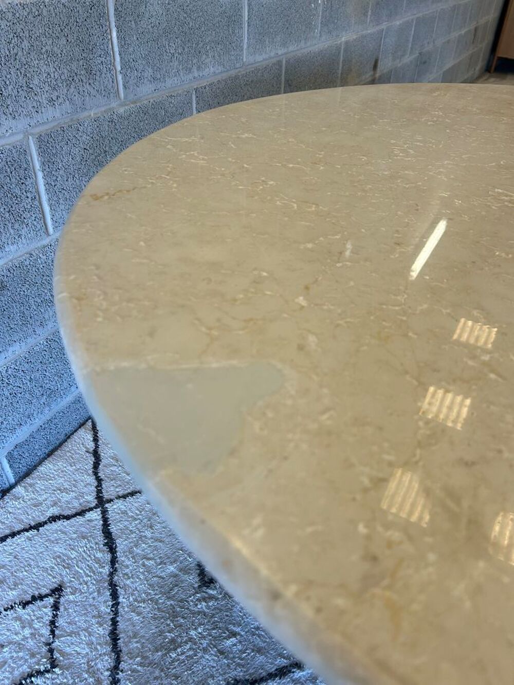 Table &agrave; manger ronde plateau en marbre et pieds en bois massif 4 places Meubles