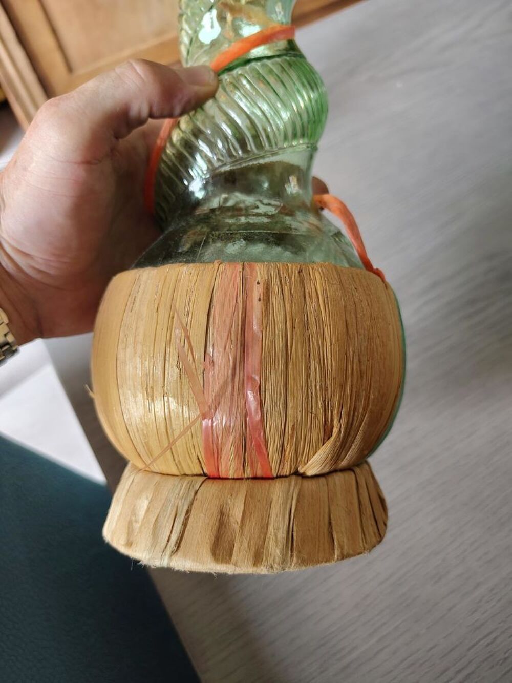 bouteille de vin Chianti avec un col torsad&eacute; boucl&eacute; Décoration