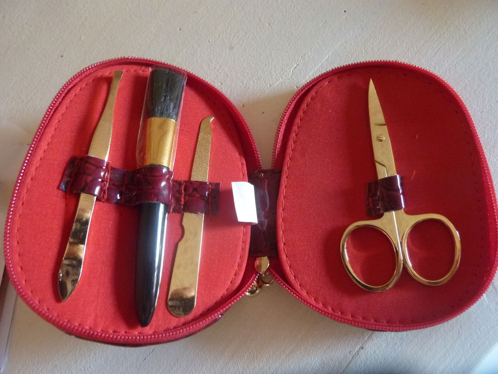 Trousse manucure - &eacute;tui rouge &agrave; l&egrave;vres Maroquinerie