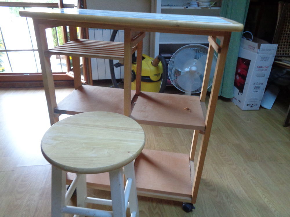 table carreaux blanc et tabouret 
id&eacute;al petite cuisine Meubles