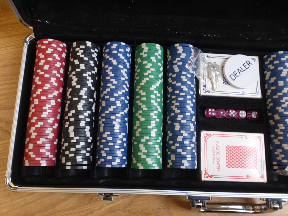 Malette de poker HOMCOM, 500 jetons, jeux de cartes, d&egrave;s, Jeux / jouets