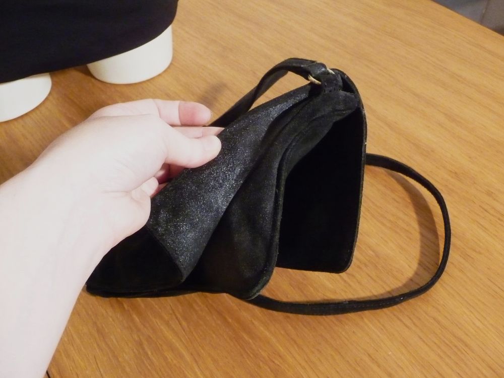 Sac &agrave; Main en Daim Noir avec Rabat Aimant&eacute;- Petite Mendigote Maroquinerie