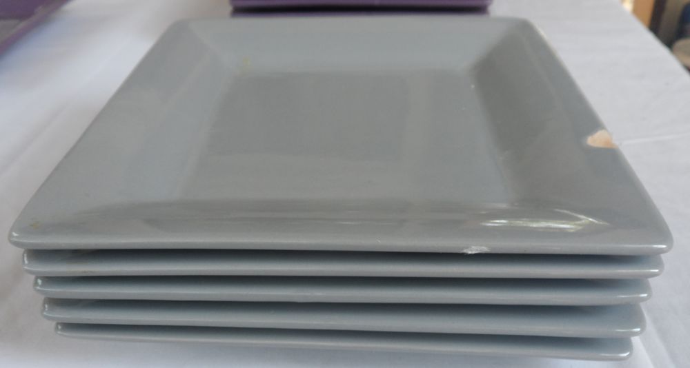 Lot de 11 assiettes carr&eacute;es grises en c&eacute;ramique
voir photos Cuisine