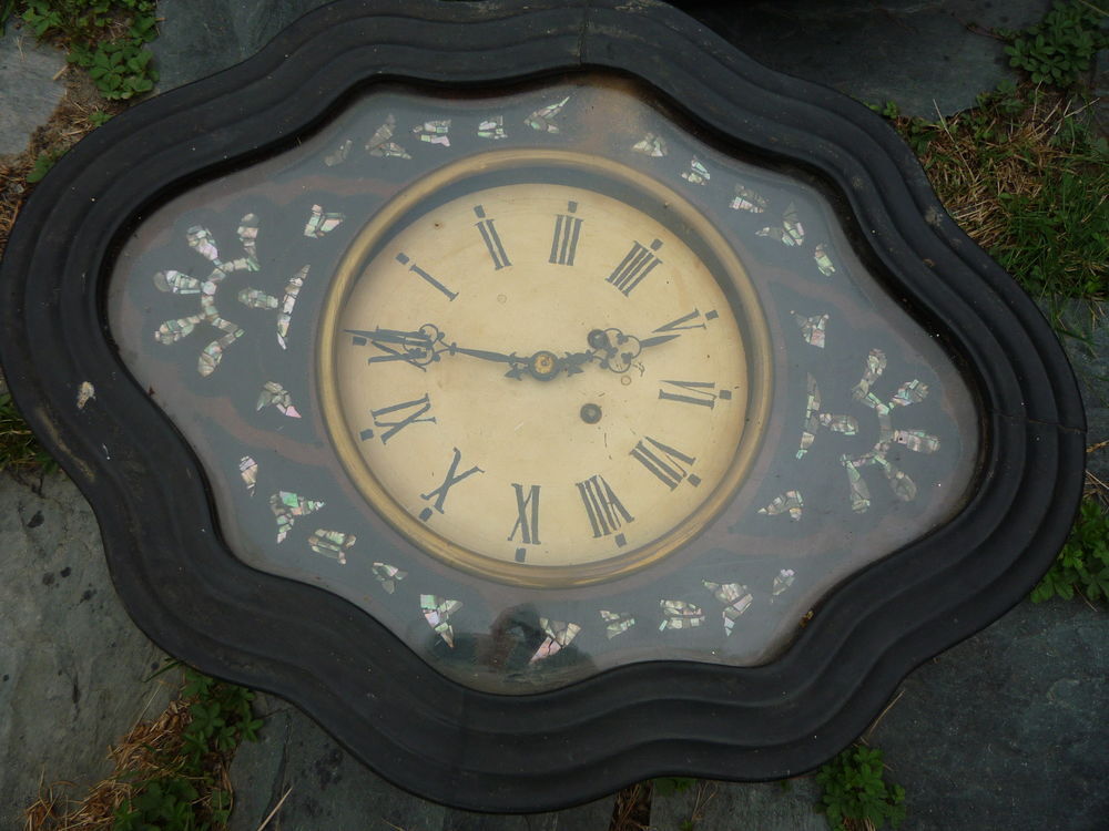 Oeil de boeuf / pendule / horloge (LC)
Décoration