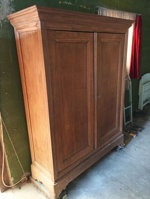 une armoire en avec penderie et plusieurs rangement 80 Saint-Michel (02)