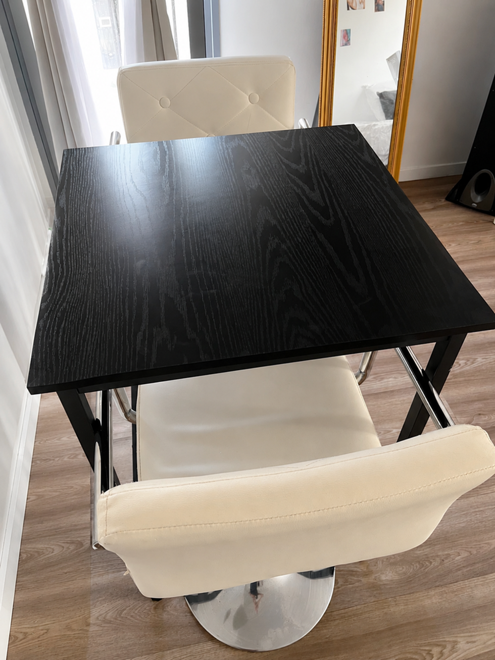 Table haute noire carr&eacute;e
Meubles