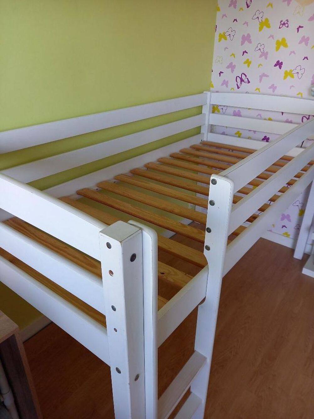 Lit enfant sur&eacute;lev&eacute; 90X190 de marque Fly + matelas Meubles