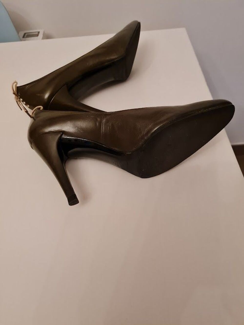 TRES CHICS ESCARPINS FEMME CHARLES JOURDAN
taille 38.5 ou 39 Chaussures