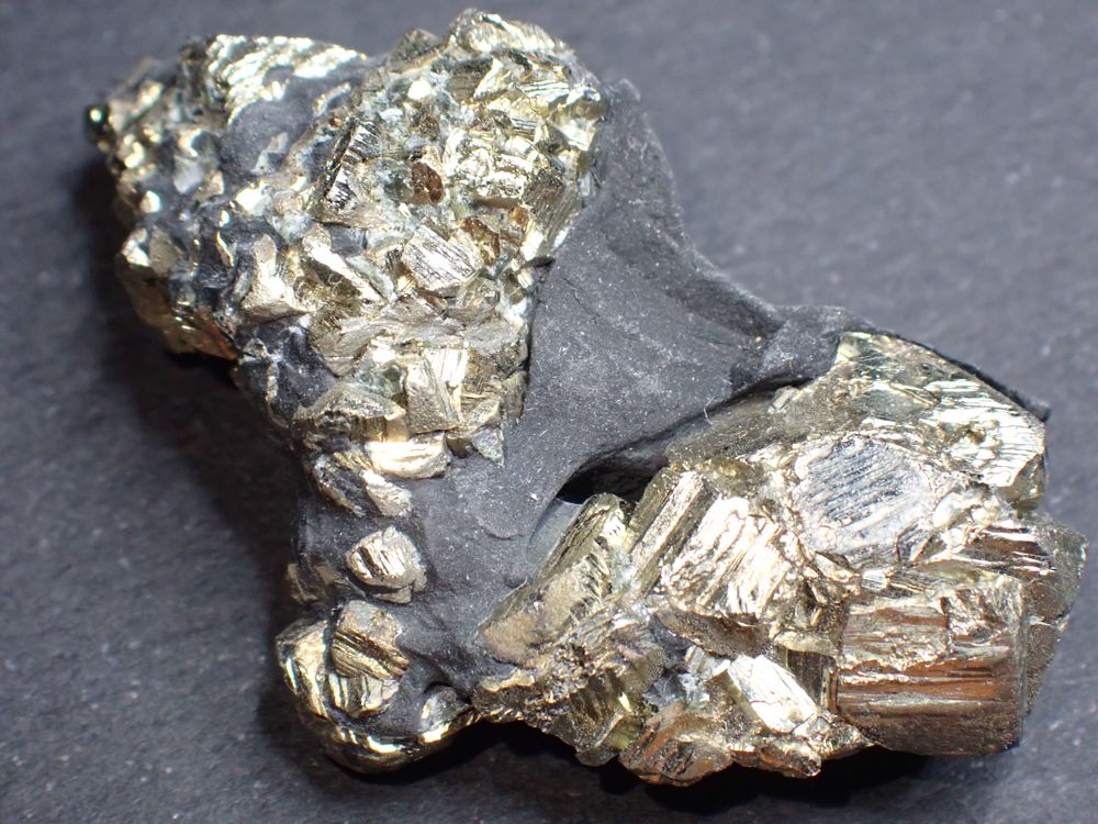 Pyrite RARE Serre-Pon&ccedil;on Hautes-Alpes France 132,10 carats 