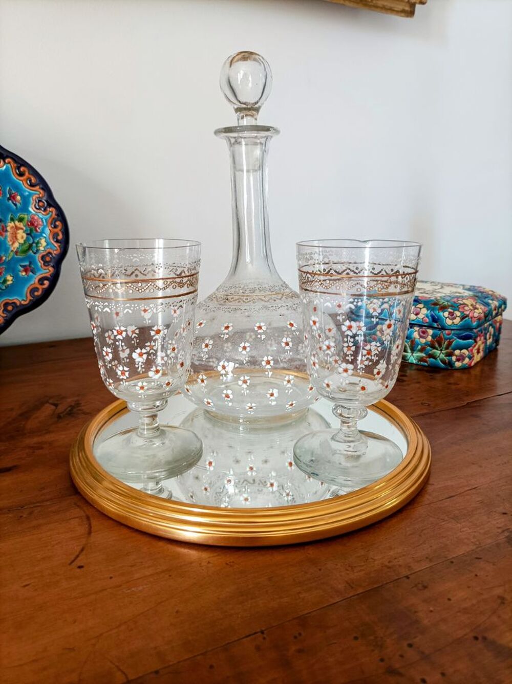 Service verres anciens et carafes &eacute;maill&eacute;s Décoration