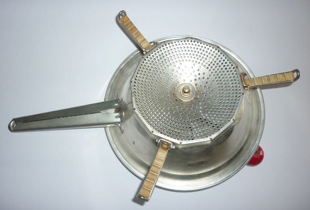 MOULIN &Agrave; L&Eacute;GUMES Made in France Brevet&eacute; SGDG 2 vintage 60's Cuisine
