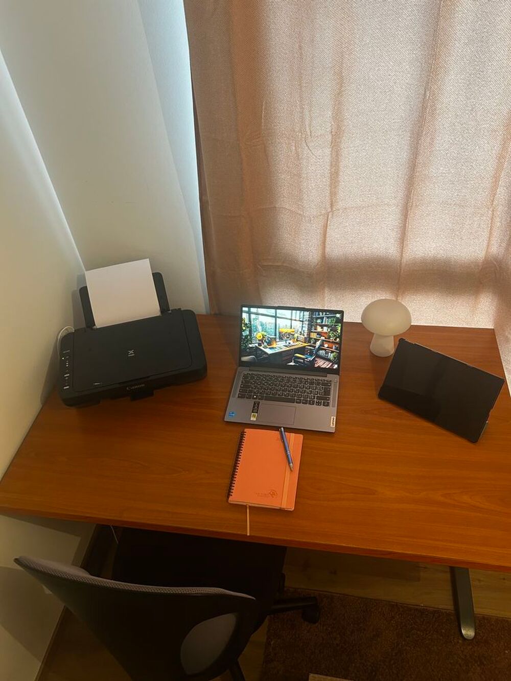 Bureau solide en tr&egrave;s bon &eacute;tat avec chaise Meubles