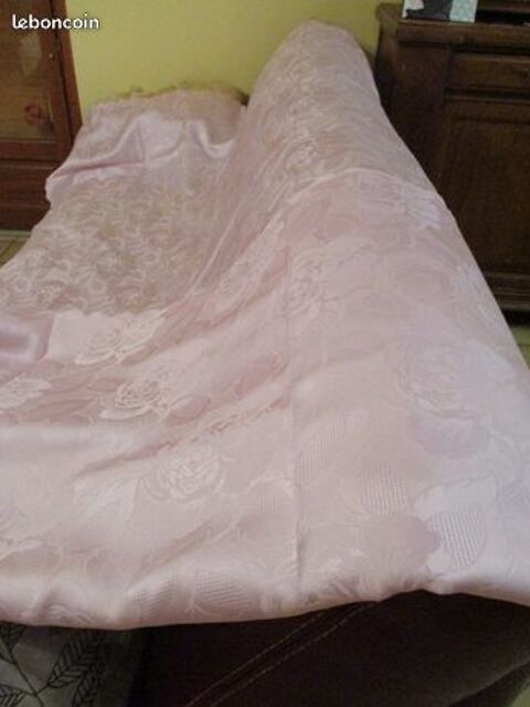 Tr�s grande nappe rose 2 m 60 x 1 m 50 ne se chiffonne pas 24 M�rignies (59)