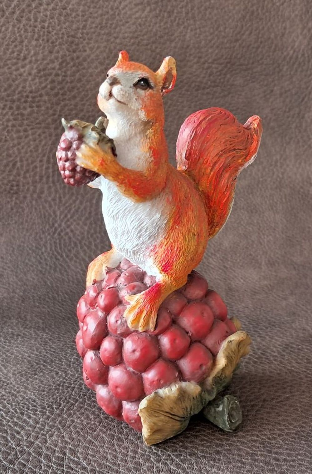  &eacute;cureuil en r&eacute;sine sur une m&ucirc;re g&eacute;ante 
figurine Décoration