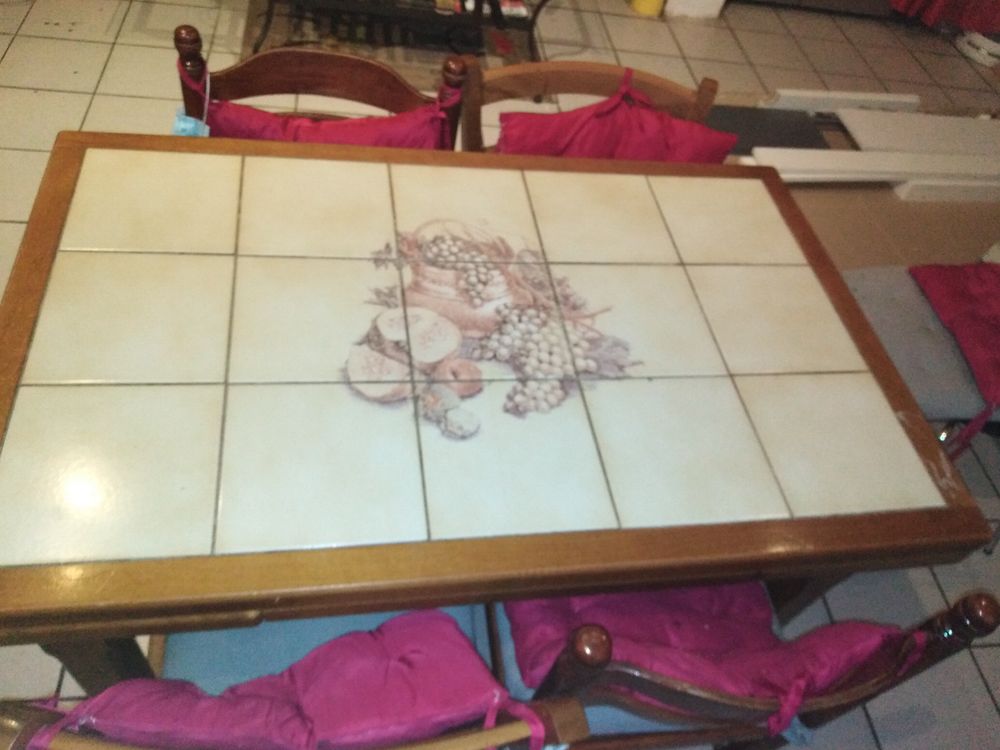 5 chaise et une tr&egrave;s belle table de cuisine Meubles