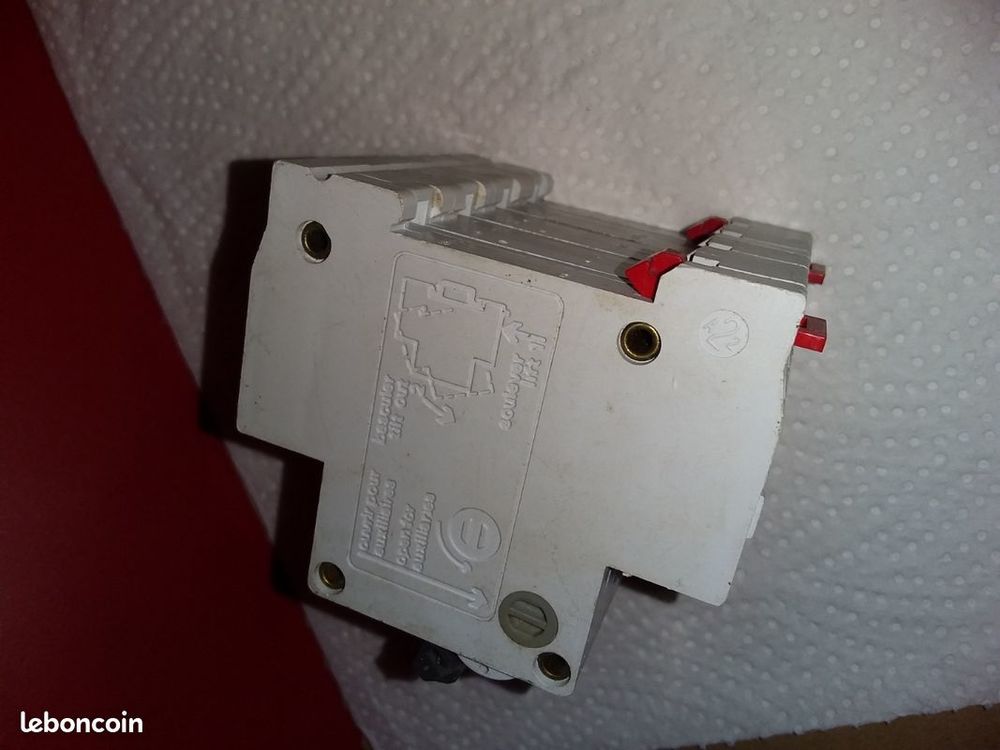Disjoncteur t&eacute;trapolaire 32a mg ref.20148 Bricolage
