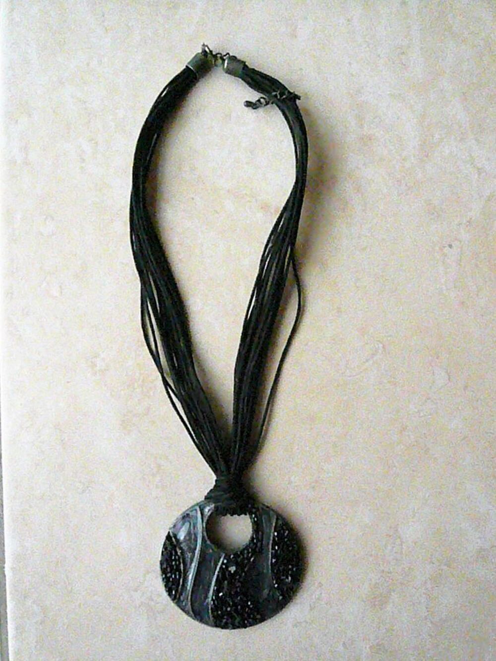 Collier fantaisie noir Bijoux et montres