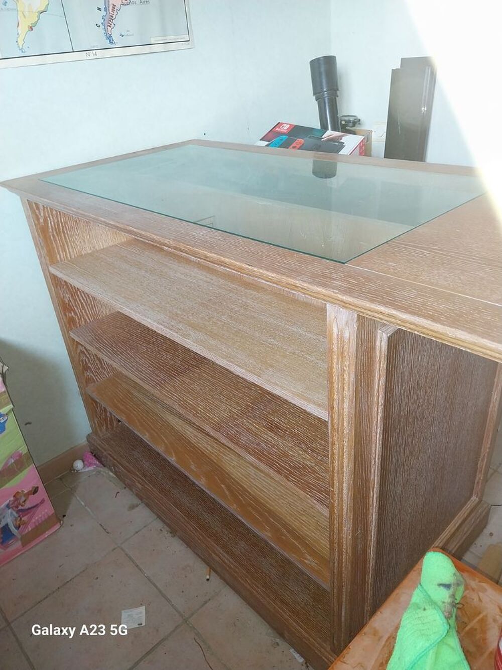 Vitrine en bois avec plateau en verre Meubles