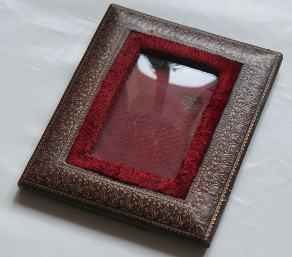 Cadre Napol&eacute;on III cuir dor&eacute;, velours, verre bomb&eacute; Décoration