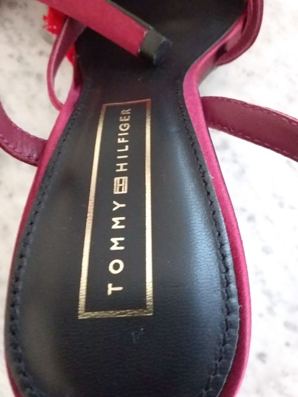 TOMMY HILFIGER PAIRE ROUGE POINTURE 38
50 EUROS Chaussures
