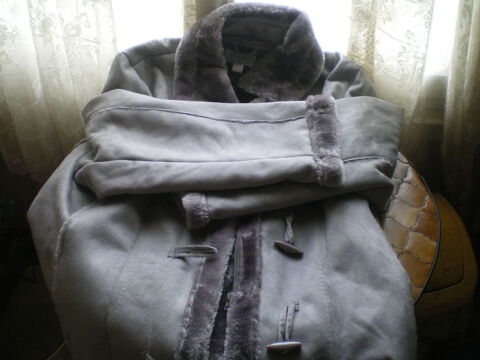 Manteau gris avec col en fourrure. Caen (14)
