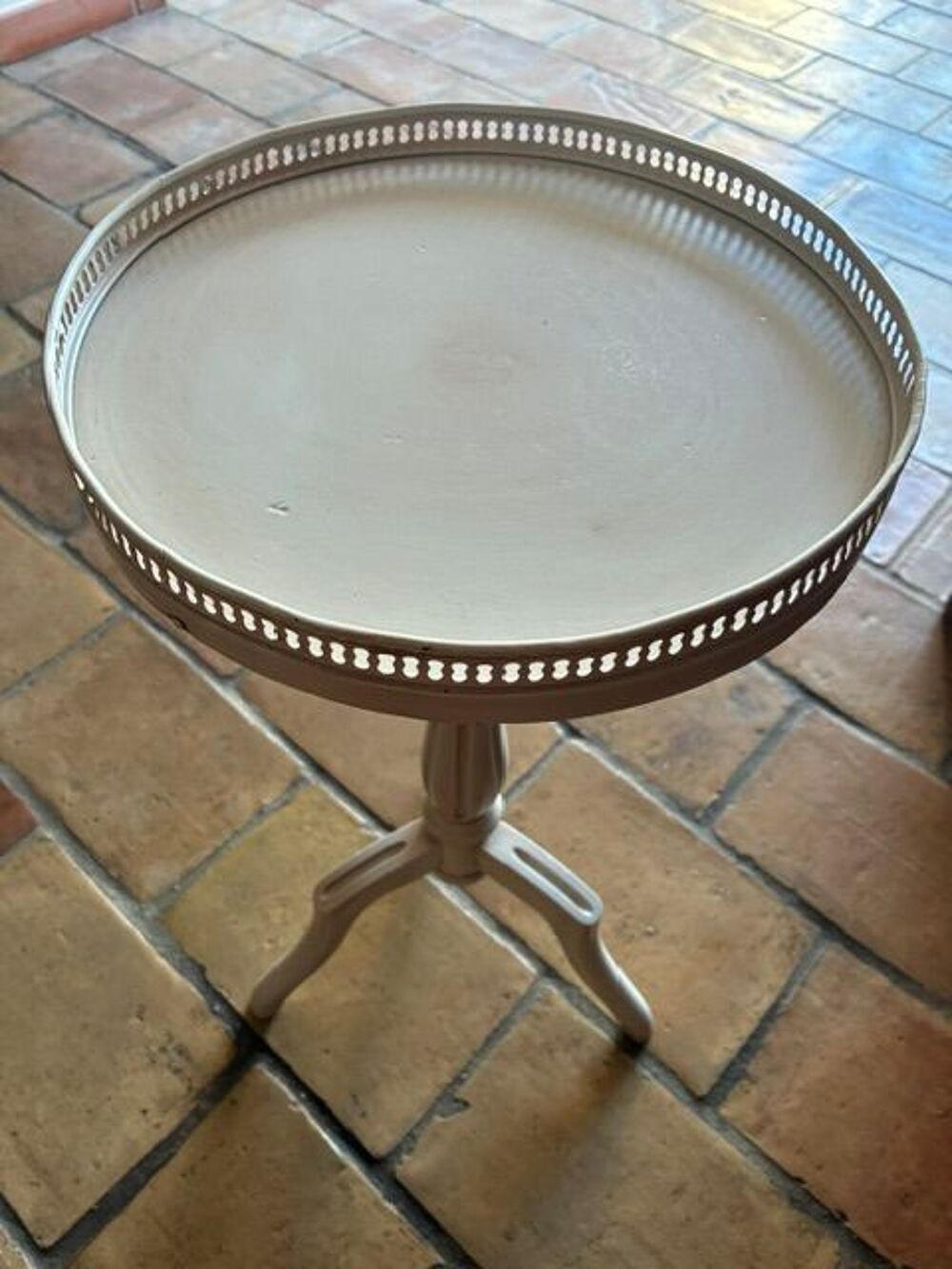  Gu&eacute;ridon rond en bois blanc Meubles