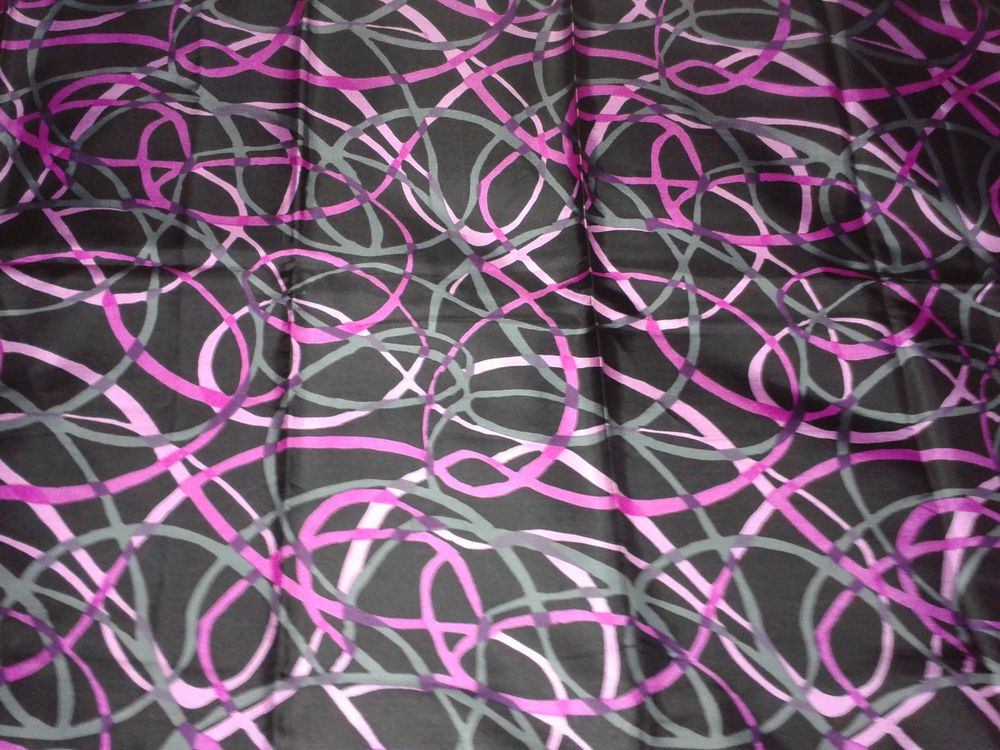 Tissu satin ancien noir arabesques fushia Décoration