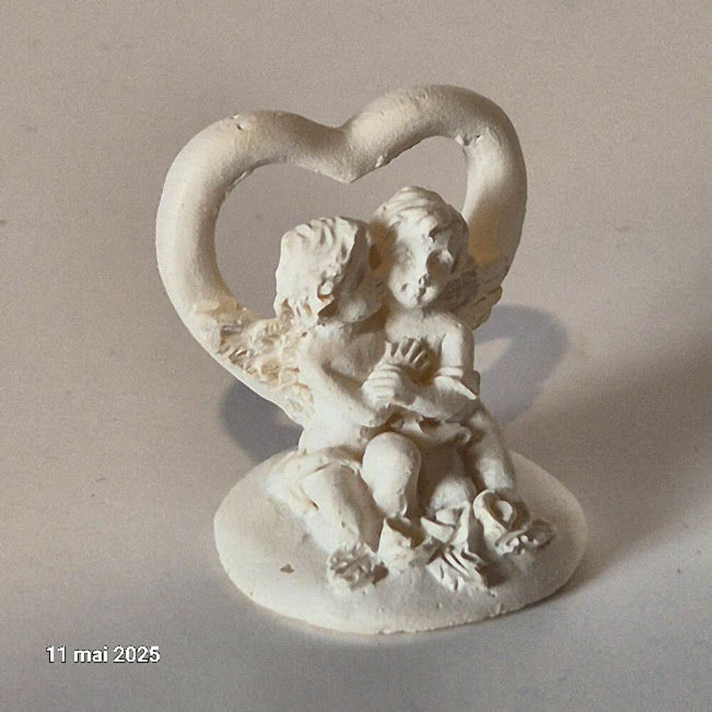 Lot de 3 couples d'anges assis devant un coeur g&eacute;ant Décoration