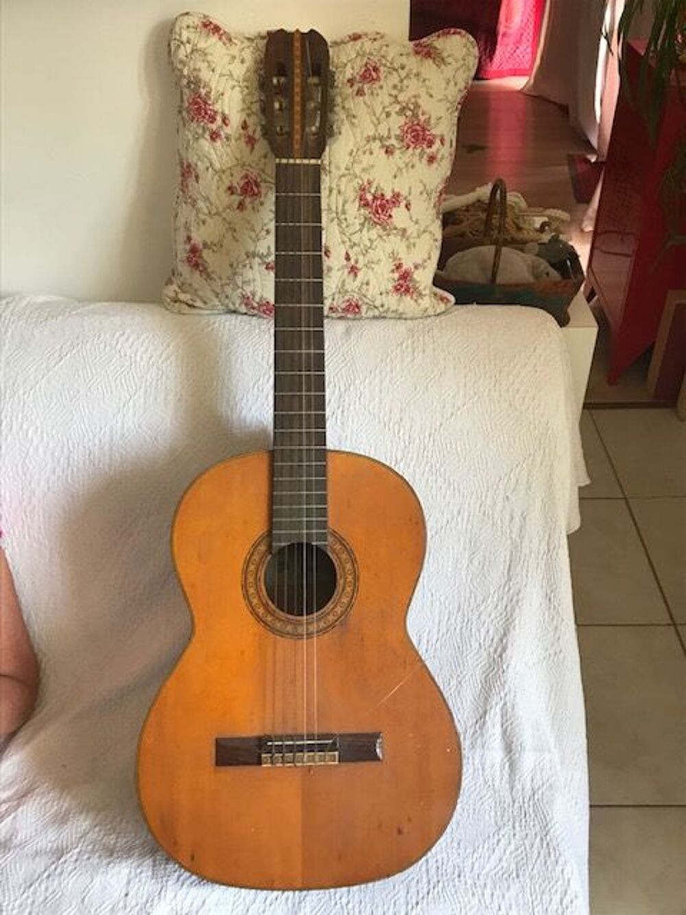 Guitare classique ancienne &agrave; restaurer Instruments de musique