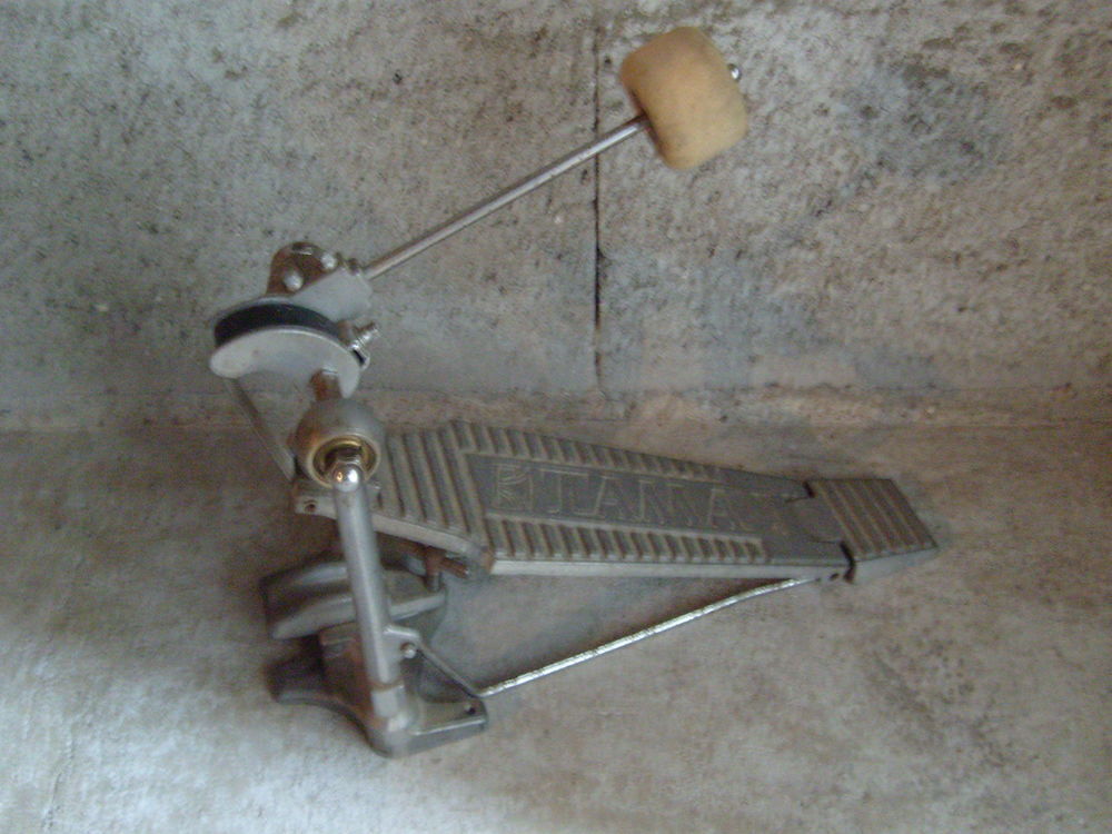 Ancienne p&eacute;dale batterie de marque Tama Instruments de musique