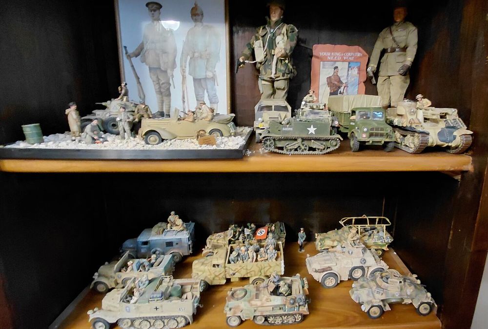 Mod&egrave;le r&eacute;duit v&eacute;hicules militaires et BD 