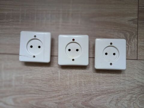 Prise Legrand Neptune ancienne SANS terre ref 80111 3 Villiers (86)