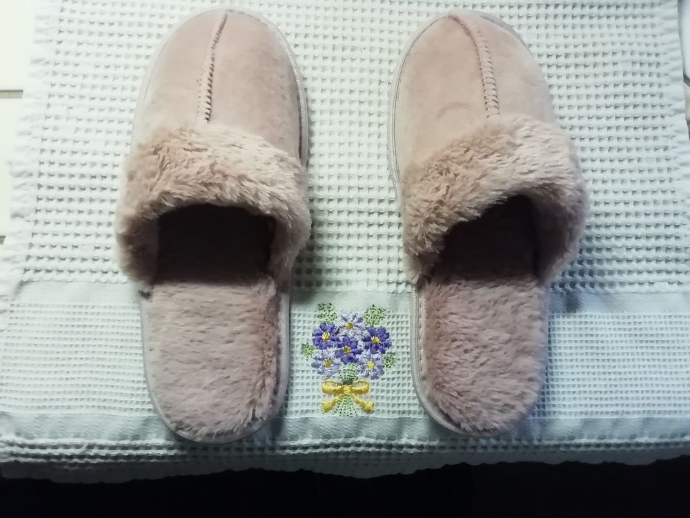 Chaussons fourr&eacute;s neufs 38 /39 rose Chaussures