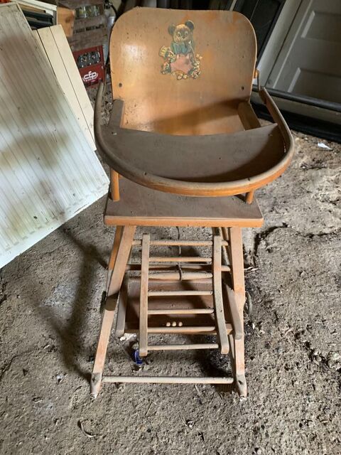 Chaise haute bebe 2 en 1 en bois en bon �tat � 50 euros 50 Montr�al (32)