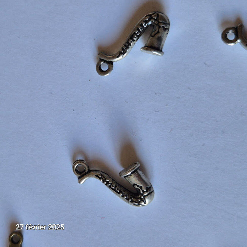 Lot de 14 breloques, m&eacute;dailles en m&eacute;tal , neufs, saxo, tromb Bijoux et montres