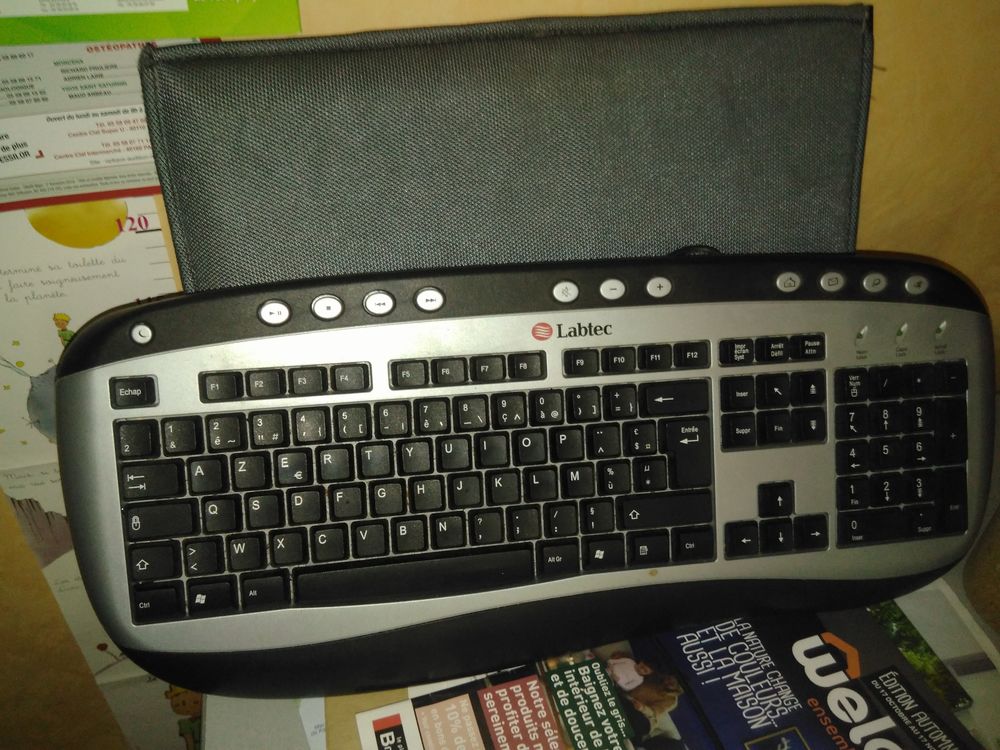 CLAVIER D ORDINATEUR Matériel informatique