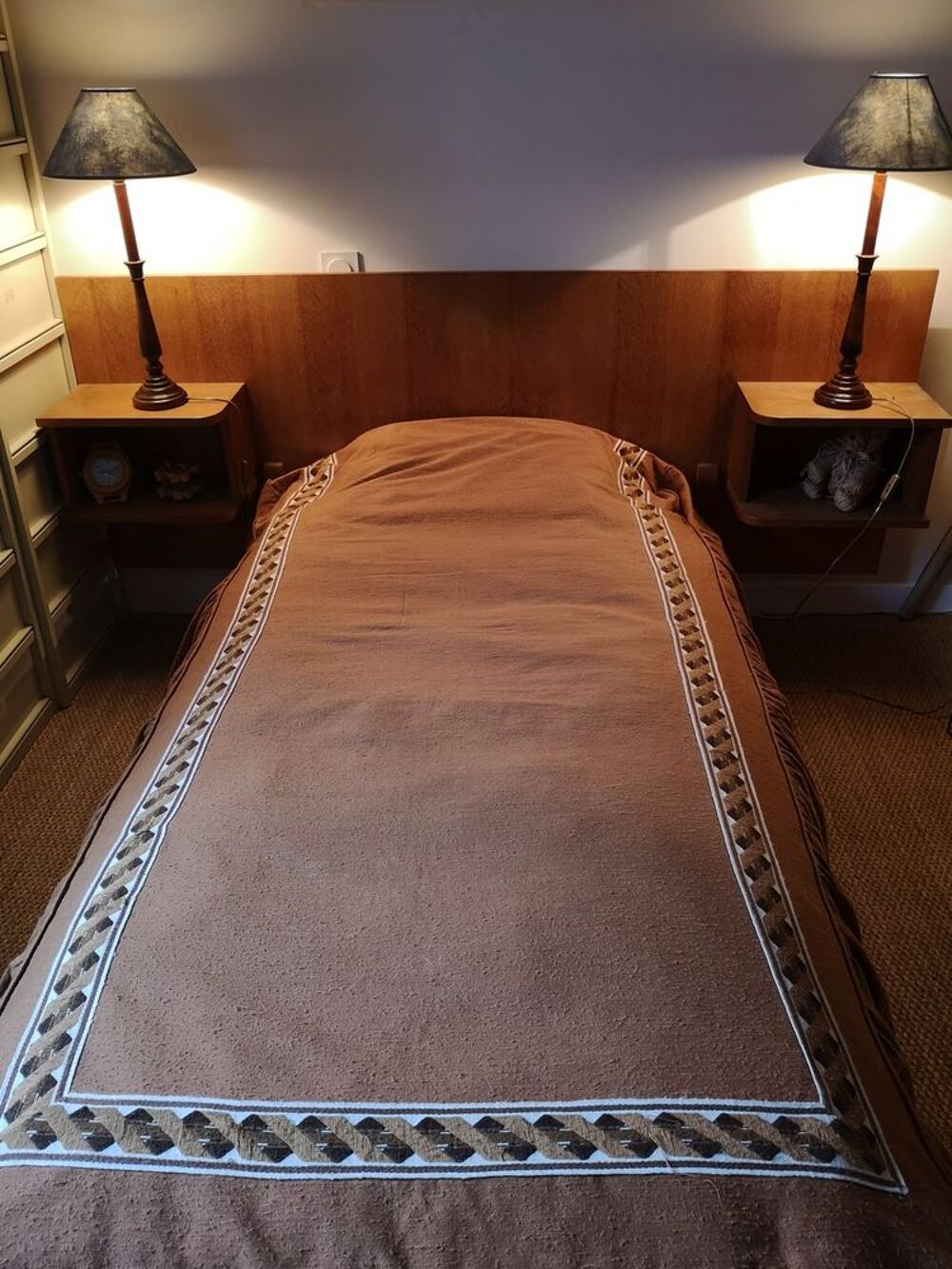 lit ado, long. 1.96. Larg. 1m,2 tablettes, matelas laine, sommier tapissier, couvre lit, possibilit&eacute; livraison rayon 10km (15euros). Mobilier enfants