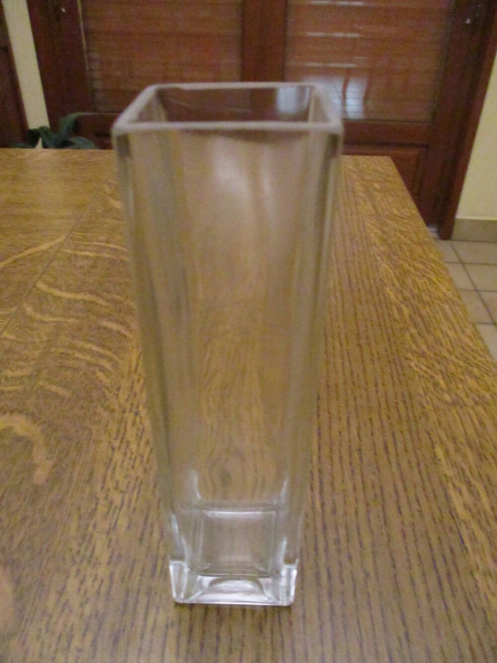 vase en verre carr&eacute; assez haut : 17 cm x 4,5 cm Dcoration