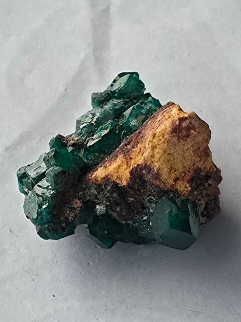 Spécimen Dioptase brute naturelle-Cristaux vert émeraude Bagneux (92)