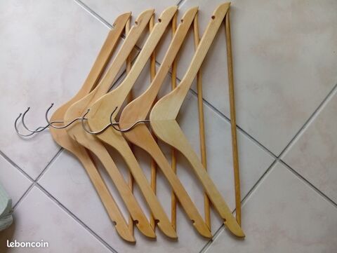 Lot de 5 cintres en bois 12 Grisolles (82)